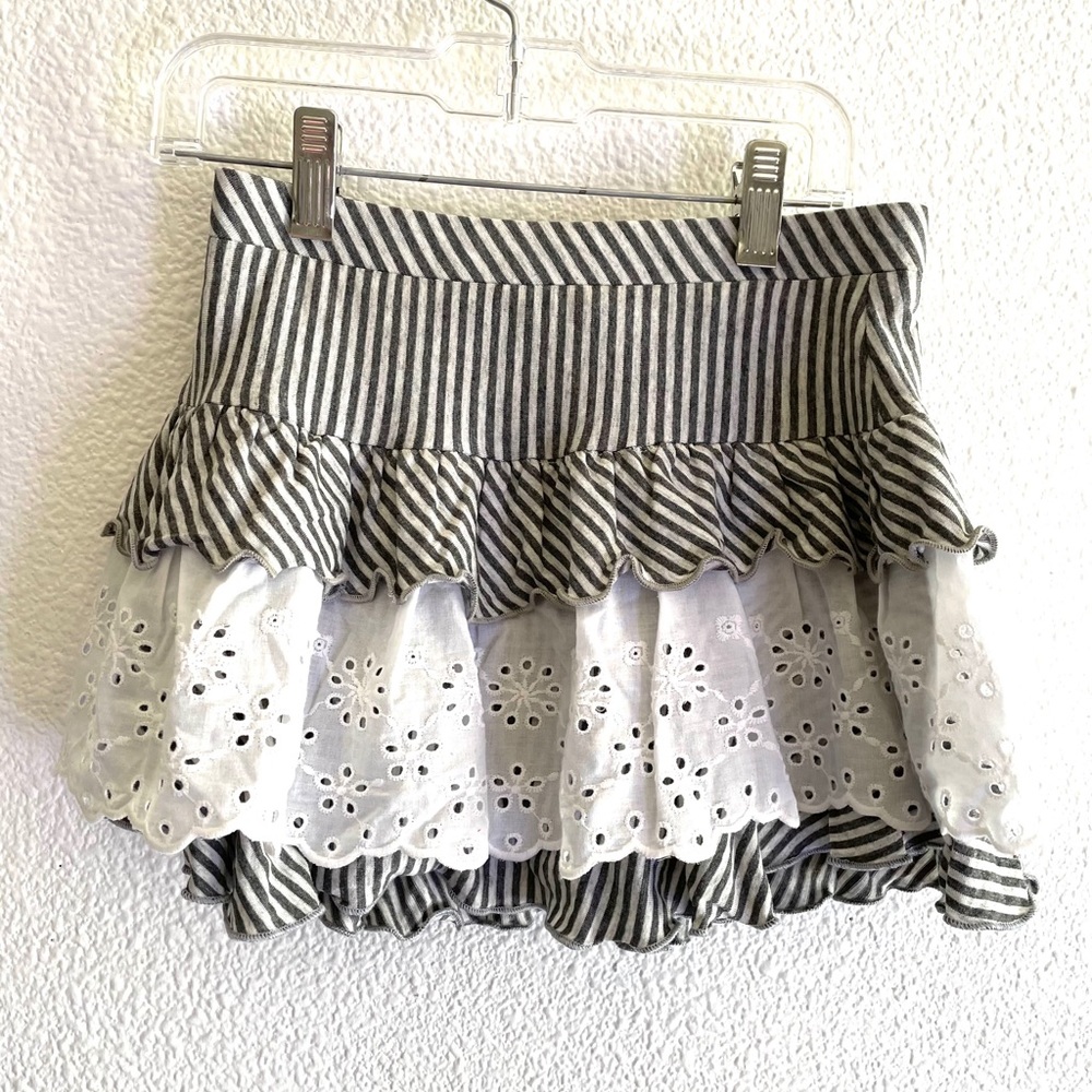 CHASE N’ LONDON grey striped ruffled skort-various